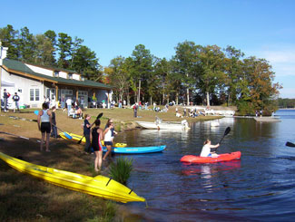  Hangar à bateaux du lac Lenape avec kayakistes et activités de navigation de plaisance côté du lac 